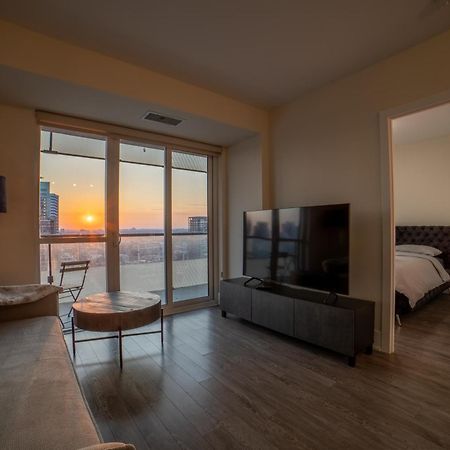 Luxury Condo W/Mesmerizing Sunset Views & Free Parking Toronto Exterior foto