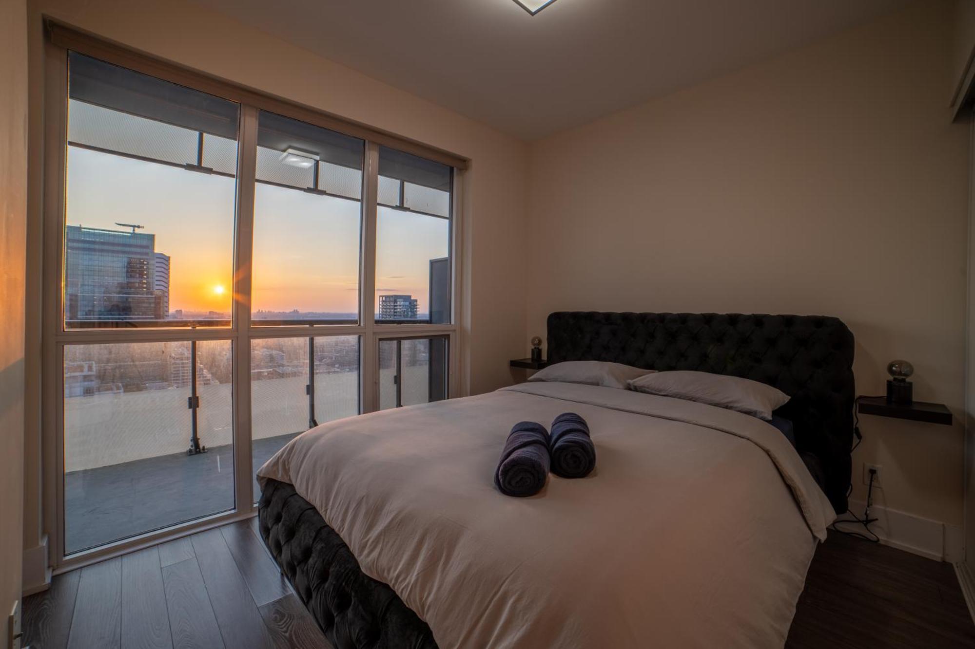 Luxury Condo W/Mesmerizing Sunset Views & Free Parking Toronto Exterior foto